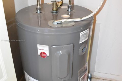 Condo in Sunrise, Florida, 2 bedrooms  № 1970879 - photo 15