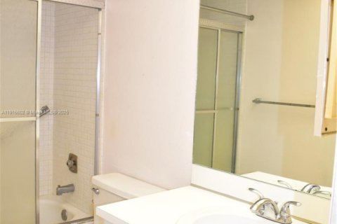 Condo in Sunrise, Florida, 2 bedrooms  № 1970879 - photo 8