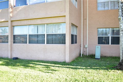 Condo in Sunrise, Florida, 2 bedrooms  № 1970879 - photo 18