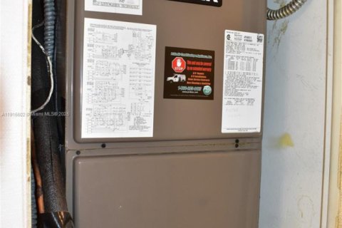 Condo in Sunrise, Florida, 2 bedrooms  № 1970879 - photo 16