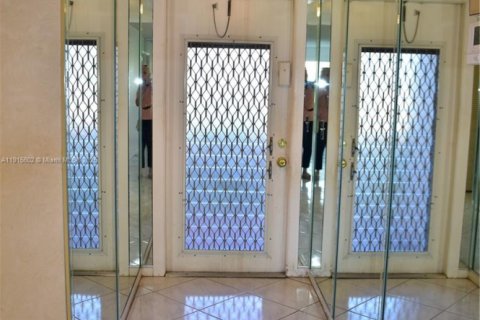 Condo in Sunrise, Florida, 2 bedrooms  № 1970879 - photo 2