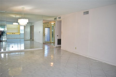 Condo in Sunrise, Florida, 2 bedrooms  № 1970879 - photo 4