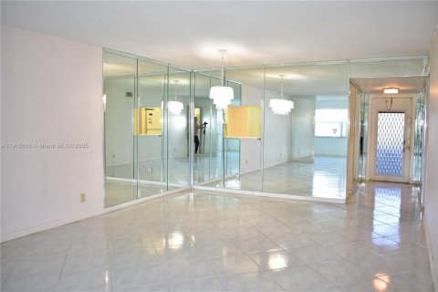 Condo in Sunrise, Florida, 2 bedrooms  № 1970879 - photo 3