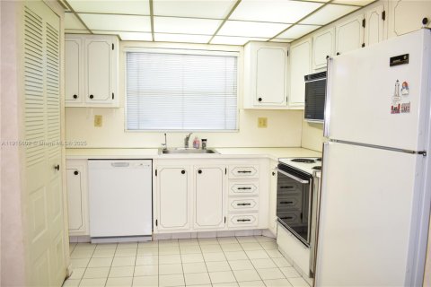 Condo in Sunrise, Florida, 2 bedrooms  № 1970879 - photo 6