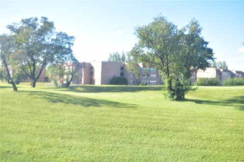 Condo in Sunrise, Florida, 2 bedrooms  № 1970879 - photo 19