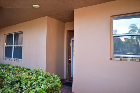 Condo in Sunrise, Florida, 2 bedrooms  № 1970879 - photo 1