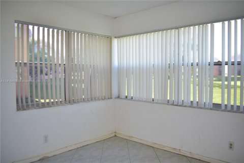 Condo in Sunrise, Florida, 2 bedrooms  № 1970879 - photo 5