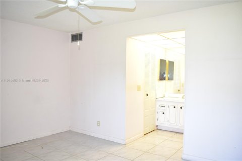 Condo in Sunrise, Florida, 2 bedrooms  № 1970879 - photo 13
