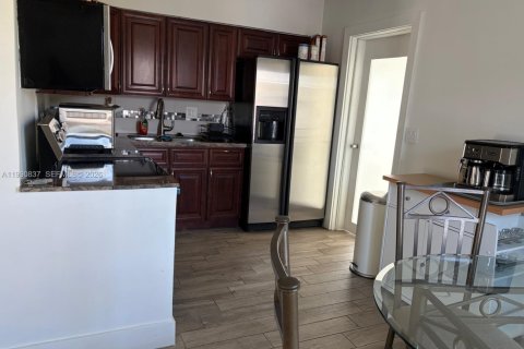 House in Fort Lauderdale, Florida 3 bedrooms, 124.95 sq.m. № 2058820 - photo 5