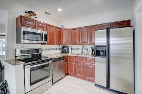 House in Fort Lauderdale, Florida 3 bedrooms, 124.95 sq.m. № 2058820 - photo 4