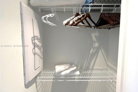 Condominio en alquiler en Miami, Florida, 2 dormitorios, 96.62 m2 № 1993339 - foto 14