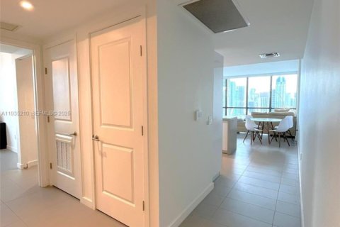 Condominio en alquiler en Miami, Florida, 2 dormitorios, 96.62 m2 № 1993339 - foto 11