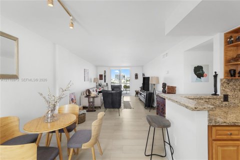 Copropriété à vendre à Miami Beach, Floride: 1 chambre, 66.89 m2 № 2429745 - photo 4