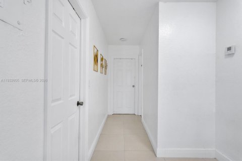 Commercial property in Hallandale Beach, Florida 153.01 sq.m. № 1992220 - photo 19