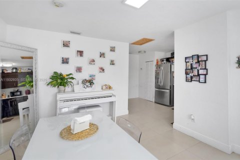 Commercial property in Hallandale Beach, Florida 153.01 sq.m. № 1992220 - photo 12