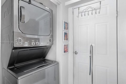 Commercial property in Hallandale Beach, Florida 153.01 sq.m. № 1992220 - photo 25