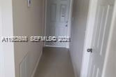 Commercial property in Hallandale Beach, Florida 153.01 sq.m. № 1992220 - photo 8