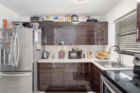 Commercial property in Hallandale Beach, Florida 153.01 sq.m. № 1992220 - photo 15