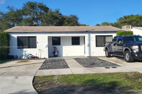 Propiedad comercial en venta en Hallandale Beach, Florida, 153.01 m2 № 1992220 - foto 1