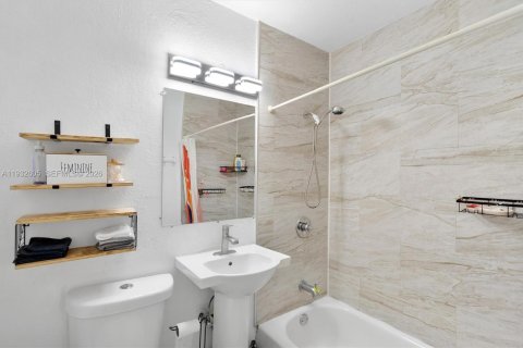 Commercial property in Hallandale Beach, Florida 153.01 sq.m. № 1992220 - photo 23