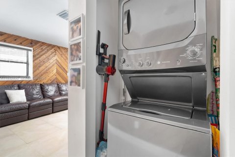 Commercial property in Hallandale Beach, Florida 153.01 sq.m. № 1992220 - photo 24