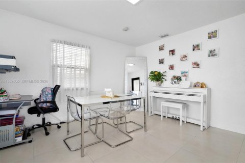 Commercial property in Hallandale Beach, Florida 153.01 sq.m. № 1992220 - photo 11