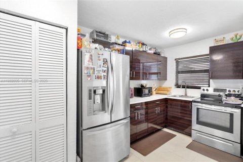 Commercial property in Hallandale Beach, Florida 153.01 sq.m. № 1992220 - photo 17