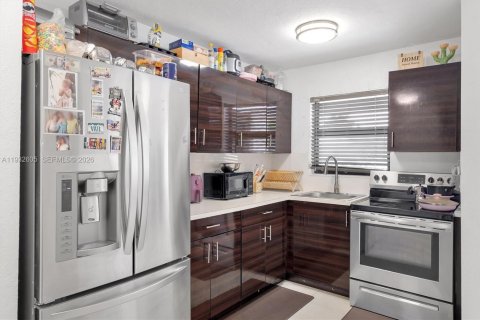 Commercial property in Hallandale Beach, Florida 153.01 sq.m. № 1992220 - photo 18