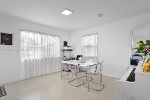 Commercial property in Hallandale Beach, Florida 153.01 sq.m. № 1992220 - photo 13