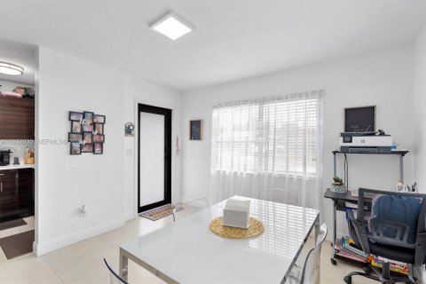 Commercial property in Hallandale Beach, Florida 153.01 sq.m. № 1992220 - photo 14