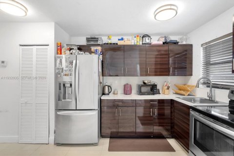 Commercial property in Hallandale Beach, Florida 153.01 sq.m. № 1992220 - photo 16