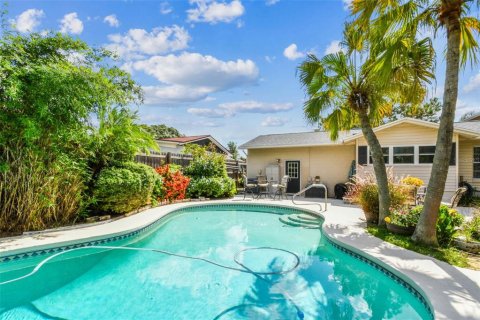 House in Brandon, Florida 4 bedrooms, 167.97 sq.m. № 1870560 - photo 4
