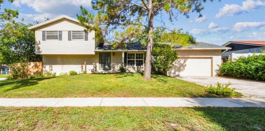 House in Brandon, Florida 4 bedrooms, 167.97 sq.m. № 1870560