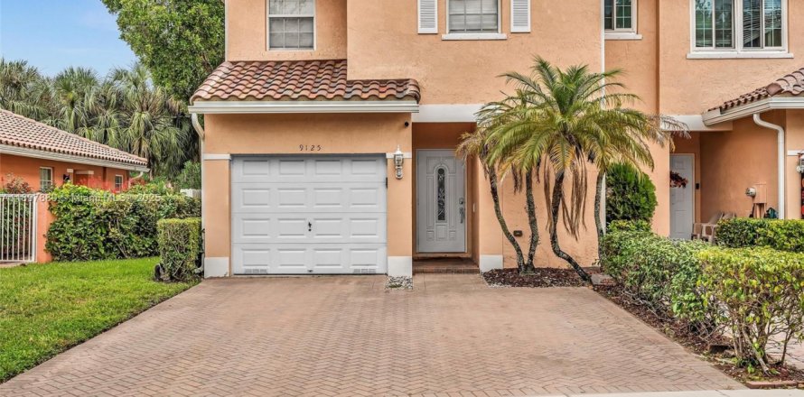 Townhouse in Sunrise, Florida 4 bedrooms, 171.68 sq.m. № 2040170