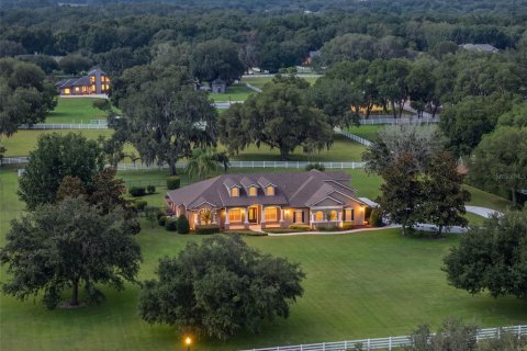 House in Apopka, Florida 5 bedrooms, 342.81 sq.m. № 2216340