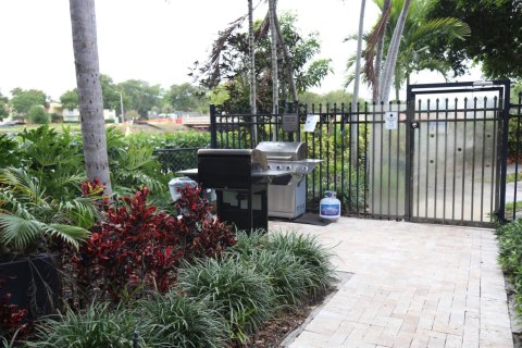 Condo in Pompano Beach, Florida, 2 bedrooms  № 627411 - photo 1