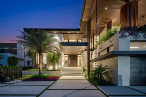 House in North Miami, Florida 7 bedrooms, 736.06 sq.m. № 1742268 - photo 10