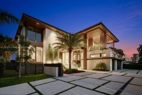 House in North Miami, Florida 7 bedrooms, 736.06 sq.m. № 1742268 - photo 6