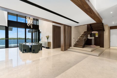 House in North Miami, Florida 7 bedrooms, 736.06 sq.m. № 1742268 - photo 13