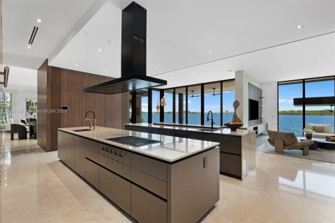 House in North Miami, Florida 7 bedrooms, 736.06 sq.m. № 1742268 - photo 27