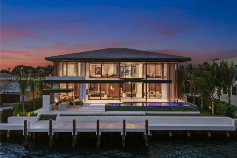 House in North Miami, Florida 7 bedrooms, 736.06 sq.m. № 1742268 - photo 1