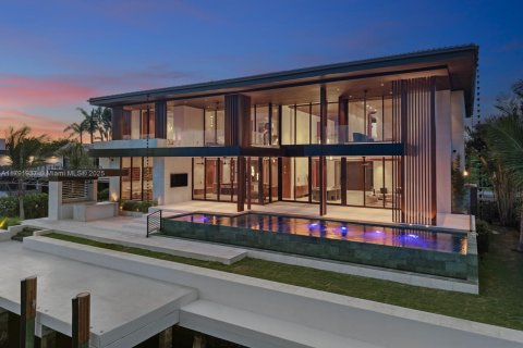 House in North Miami, Florida 7 bedrooms, 736.06 sq.m. № 1742268 - photo 2