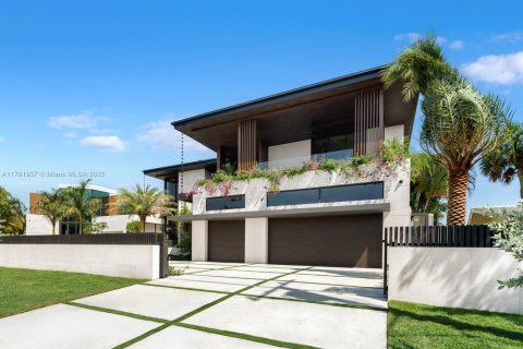 House in North Miami, Florida 7 bedrooms, 736.06 sq.m. № 1742268 - photo 7