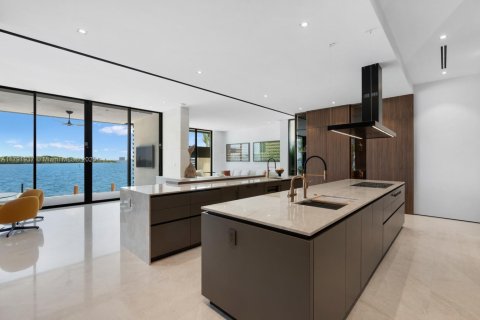 House in North Miami, Florida 7 bedrooms, 736.06 sq.m. № 1742268 - photo 25