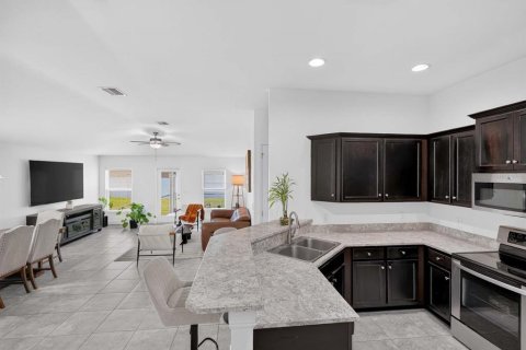 House in Wimauma, Florida 4 bedrooms, 156.26 sq.m. № 2216100 - photo 2