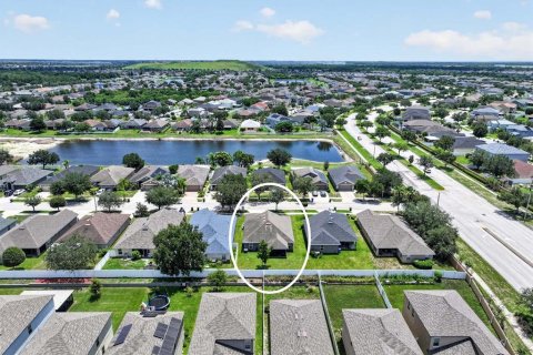 House in Wimauma, Florida 4 bedrooms, 156.26 sq.m. № 2216100 - photo 16