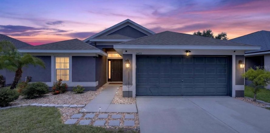 House in Wimauma, Florida 4 bedrooms, 156.26 sq.m. № 2216100