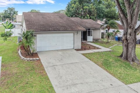 House in Brandon, Florida 3 bedrooms, 140.19 sq.m. № 2150707 - photo 2