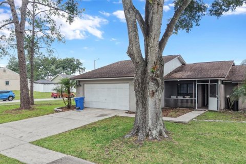 House in Brandon, Florida 3 bedrooms, 140.19 sq.m. № 2150707 - photo 4