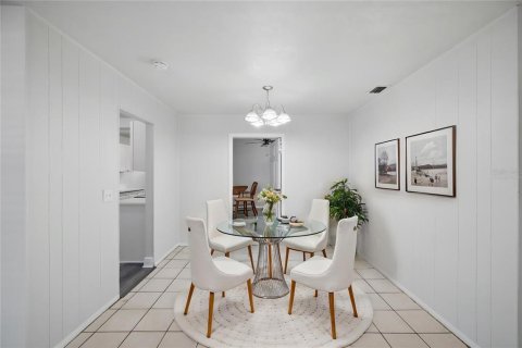 House in Tampa, Florida 4 bedrooms, 172.61 sq.m. № 2202370 - photo 5